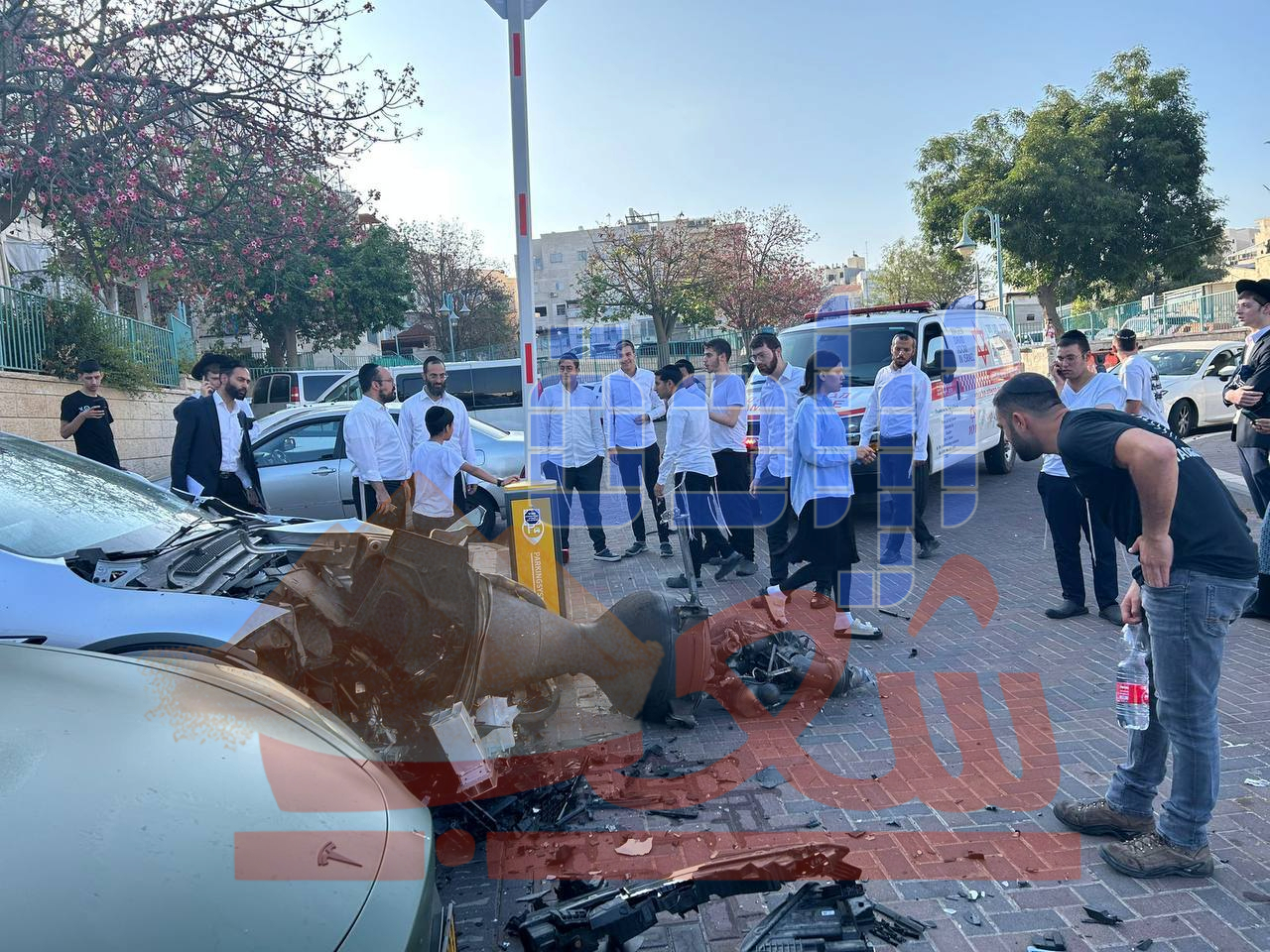 بالصور : صدمة إسرائيليين من بقايا صاروخ إيراني في تل أبيب سقط على سيارات