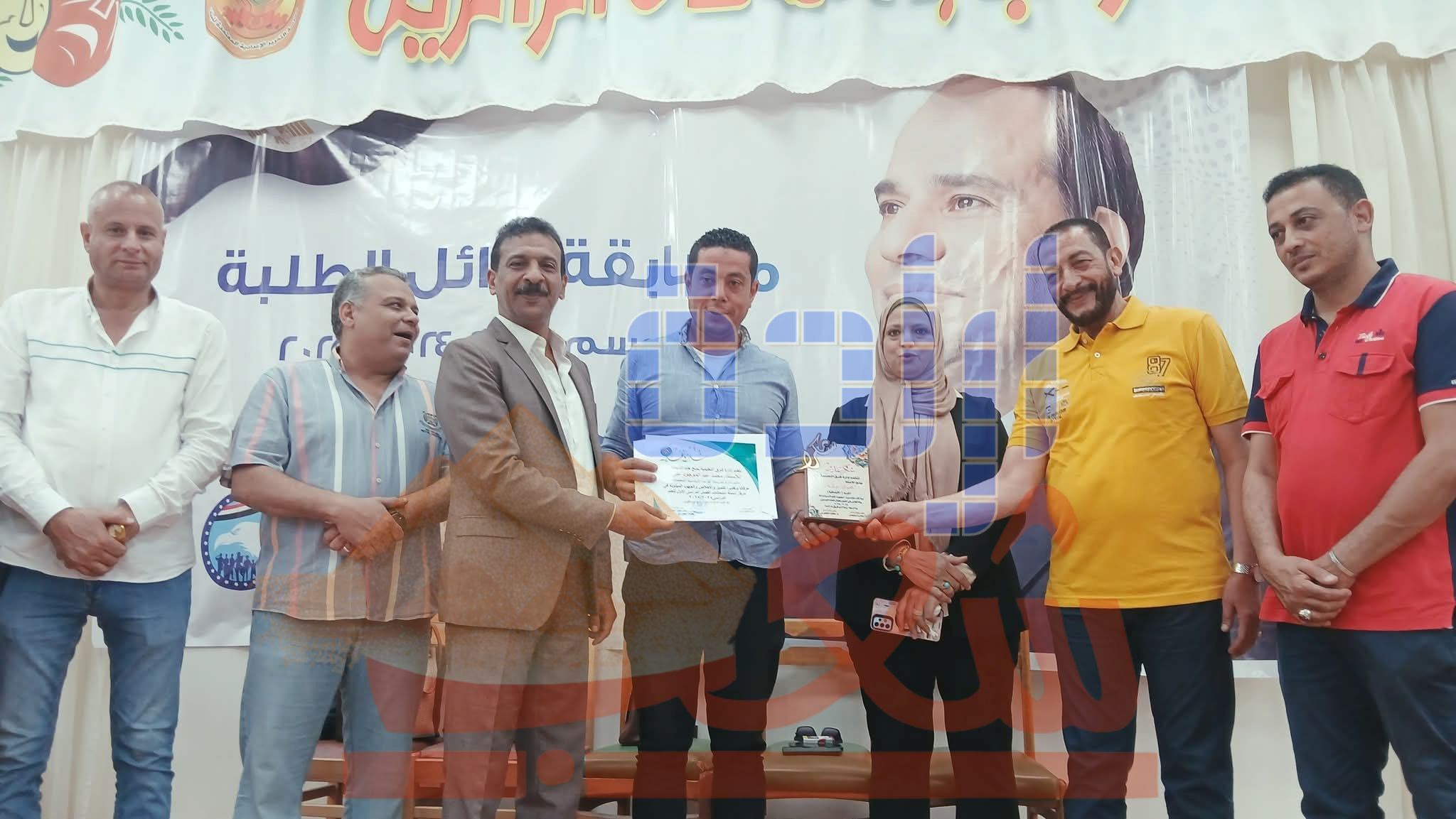 قيادات شرق التعليمية تكرم الاستاذ “محمد عبده ” مدير مدرسة الفرما الابتدائية بعد انتهاء العام الدراسي الحالى