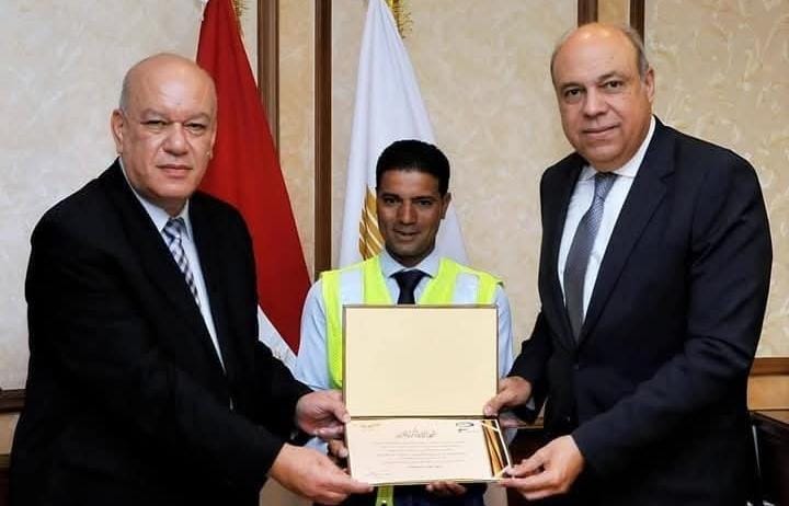 وزير الطيران المدني يكرّم موظفًا بمطار القاهرة لأمانته بعد تسليمه حقيبة تحتوي على مشغولات ذهبية بقيمة 2.5 مليون جنيه