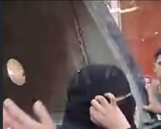 صرخة طفل وحقنة أنسولين.. لحظة واحدة حوّلت سيدة منقبة إلى “متهمة بالخطف” في أسيوط!