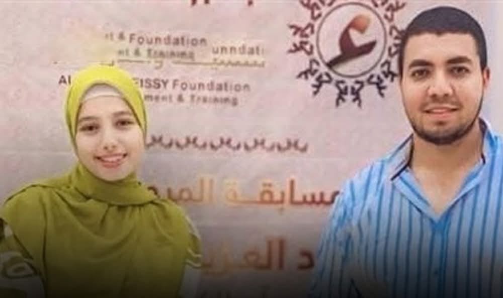 بعد تفوقها في الثانوية العامة …محفظ قرآن يهدي تلميذتة رحله عمرة.