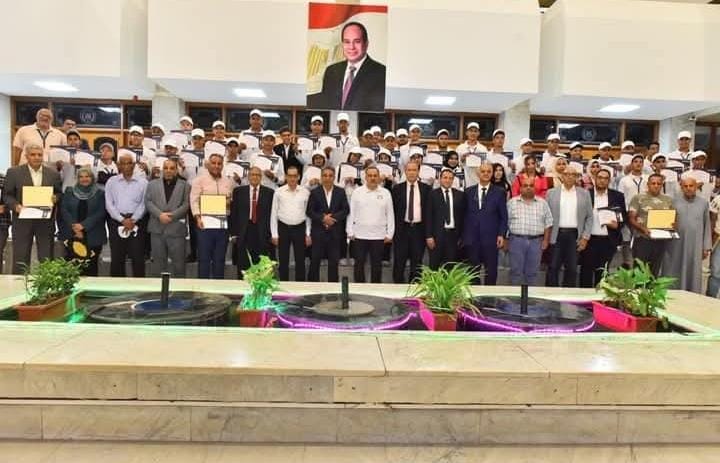 محافظ أسيوط يشهد تكريم 50 طالبًا من المتفوقين في التعليم الفني المزدوج ويعلن تشكيل لجنة لمتابعة تدريبهم داخل المصانع