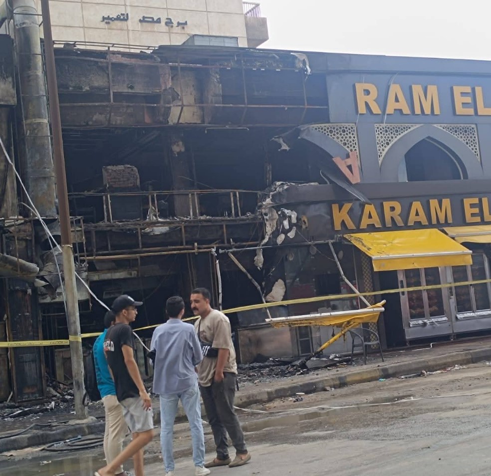 حريق هائل يلتهم مطعمًا شهيرًا بشارع الملك في الإسكندرية