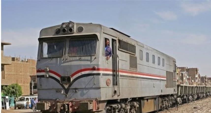 مصرع عامل مجهول الهوية دهسا أسفل عجلات القطار في قنا.