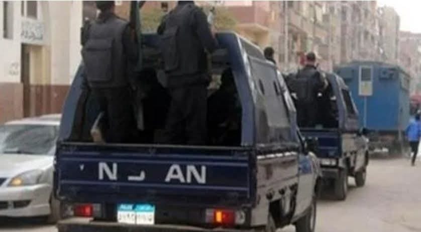 بها طعنات بالرقبة والجسد.. كشف هوية شاب عُثر عليه قتيلًا داخل مسقى بالزراعات في قنا.