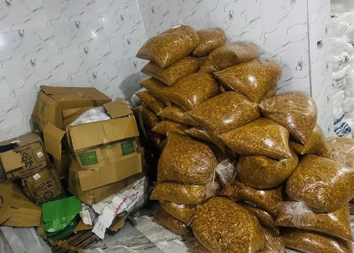 ضبط ٢٣٠٠ كجم أغذية غير صالحة بمخزن مطعم كشري شهير ببنها