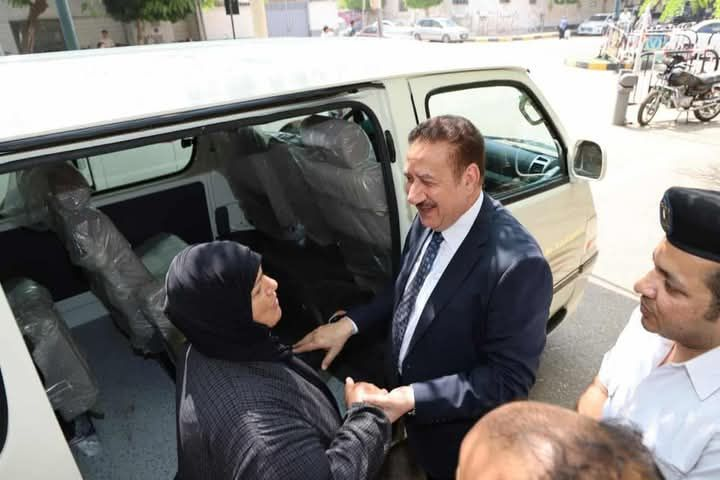 محافظ المنوفية يسلم أسرة السائق المتوفي في حادث الطريق الإقليمي ميكروباص جديد