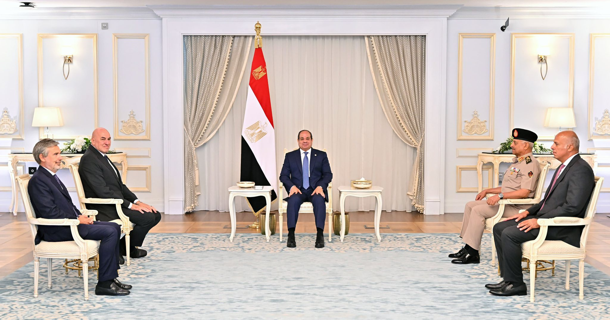 السيسي يستقبل وزير الدفاع الإيطالي ويؤكد أهمية تعزيز التعاون العسكري ووقف إطلاق النار في غزة
