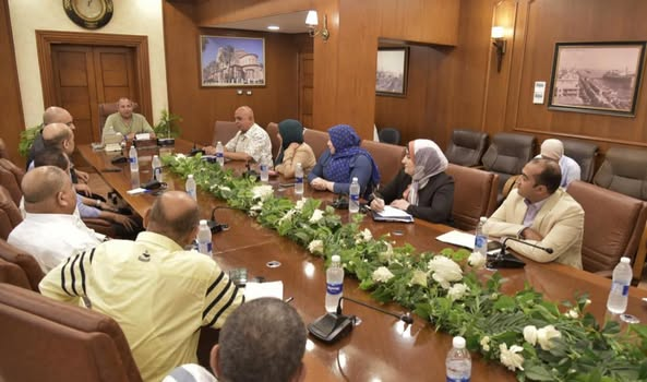 محافظ بورسعيد يناقش مع أصحاب المحلات التجارية خطة تطوير منطقة العرب كمنطقة تراثية