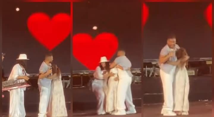 معجبة تقتحم المسرح وتحتضن تامر حسني لمدة 3 دقائق خلال حفله في بورتو مارينا