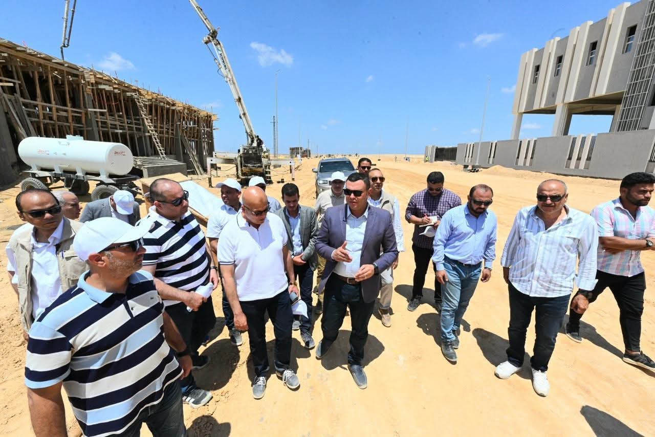 وزير الإسكان يتفقد مشروع مرافق الأراضي الصناعية وكوبري أعلى مسار القطار الكهربائي السريع بمدينة برج العرب الجديدة