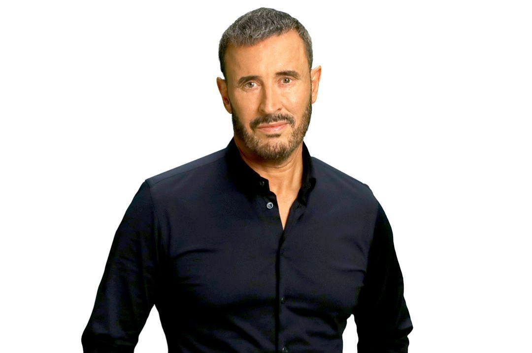 «من وضعها؟».. كاظم الساهر يعترض على صورته على مسرح حفله في لبنان