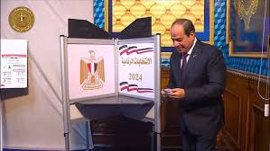 الرئيس عبد الفتاح السيسي يدلي بصوته في انتخابات مجلس الشيوخ 2025