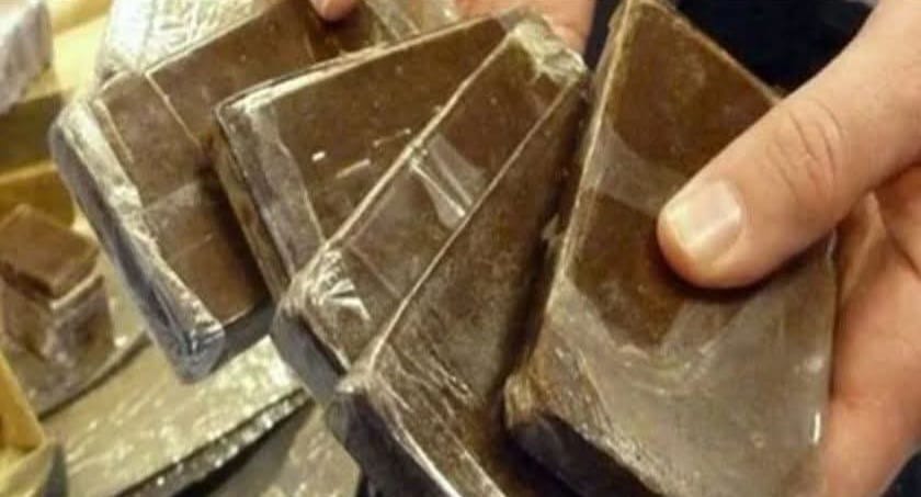 قبل توزيعها علي الشباب….ضبط تاجر مخدرات بحوزته 75 فرش حشيش في قنا .