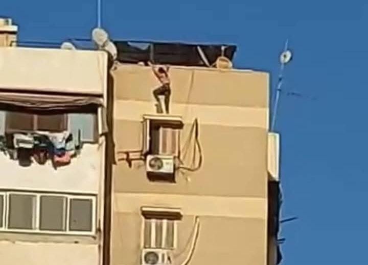 إنقاذ طفلة قبل سقوطها من أعلى برج سكني ببورسعيد