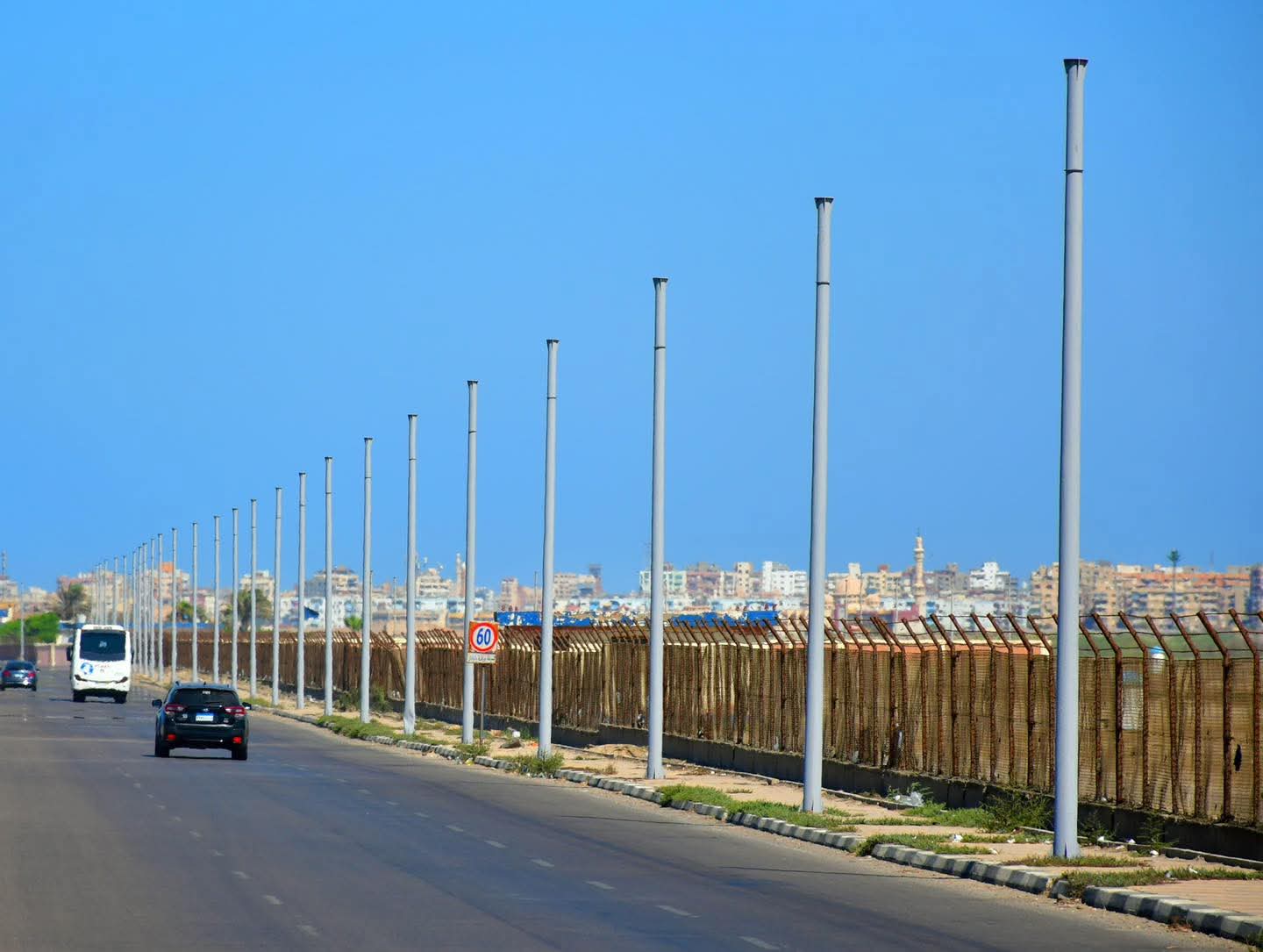 أعمال صيانة ورفع كفاءة أعمدة الإنارة بطريق غرب بورسعيد