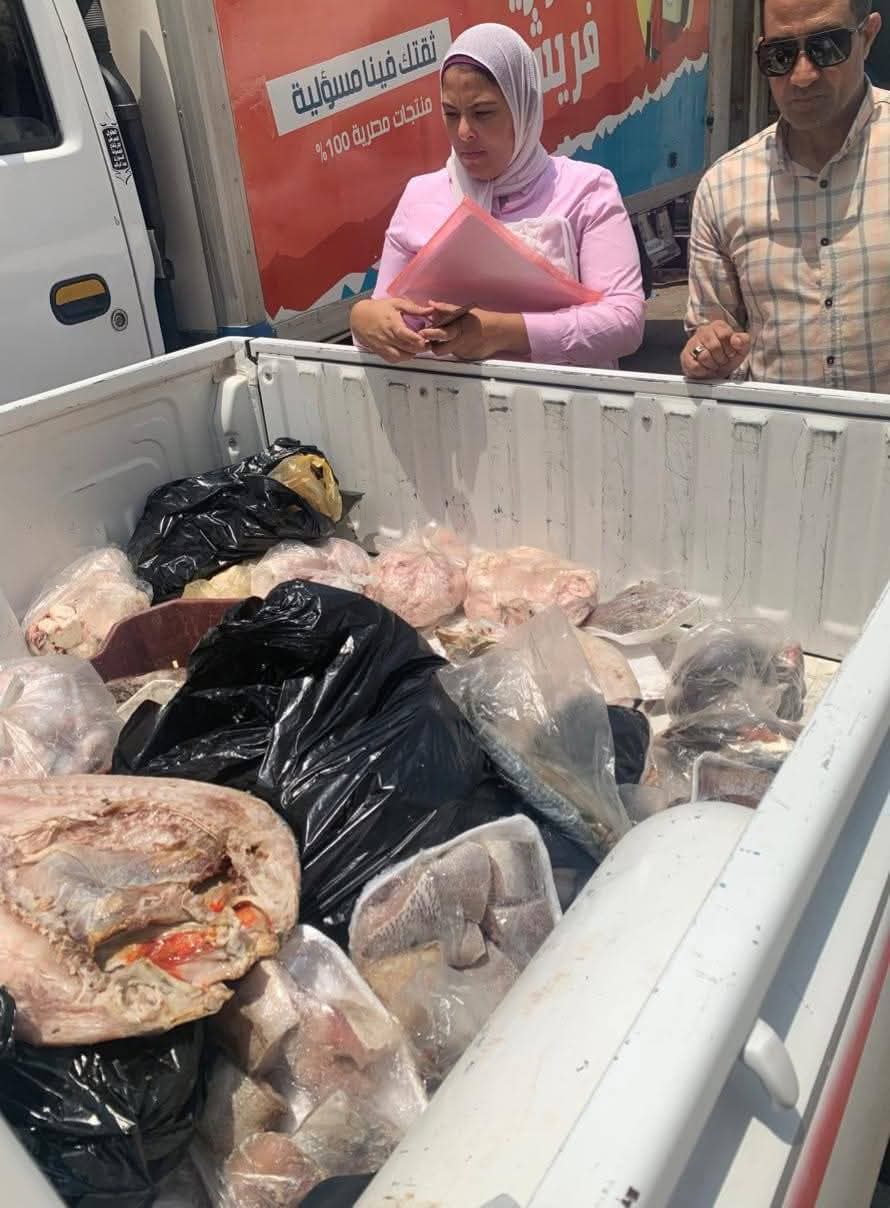 ضبط ٦٥ كجم أسماك فاسدة و١١ كيلو دهون ومصنعات فاسدة غير صالحه للاستهلاك الادمي