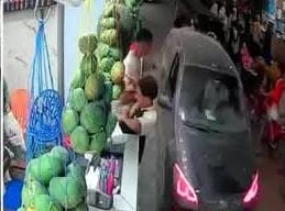 لحظات رعب في بني سويف.. سيارة ملاكي تتراجع للخلف وتدهس أسرة كاملة
