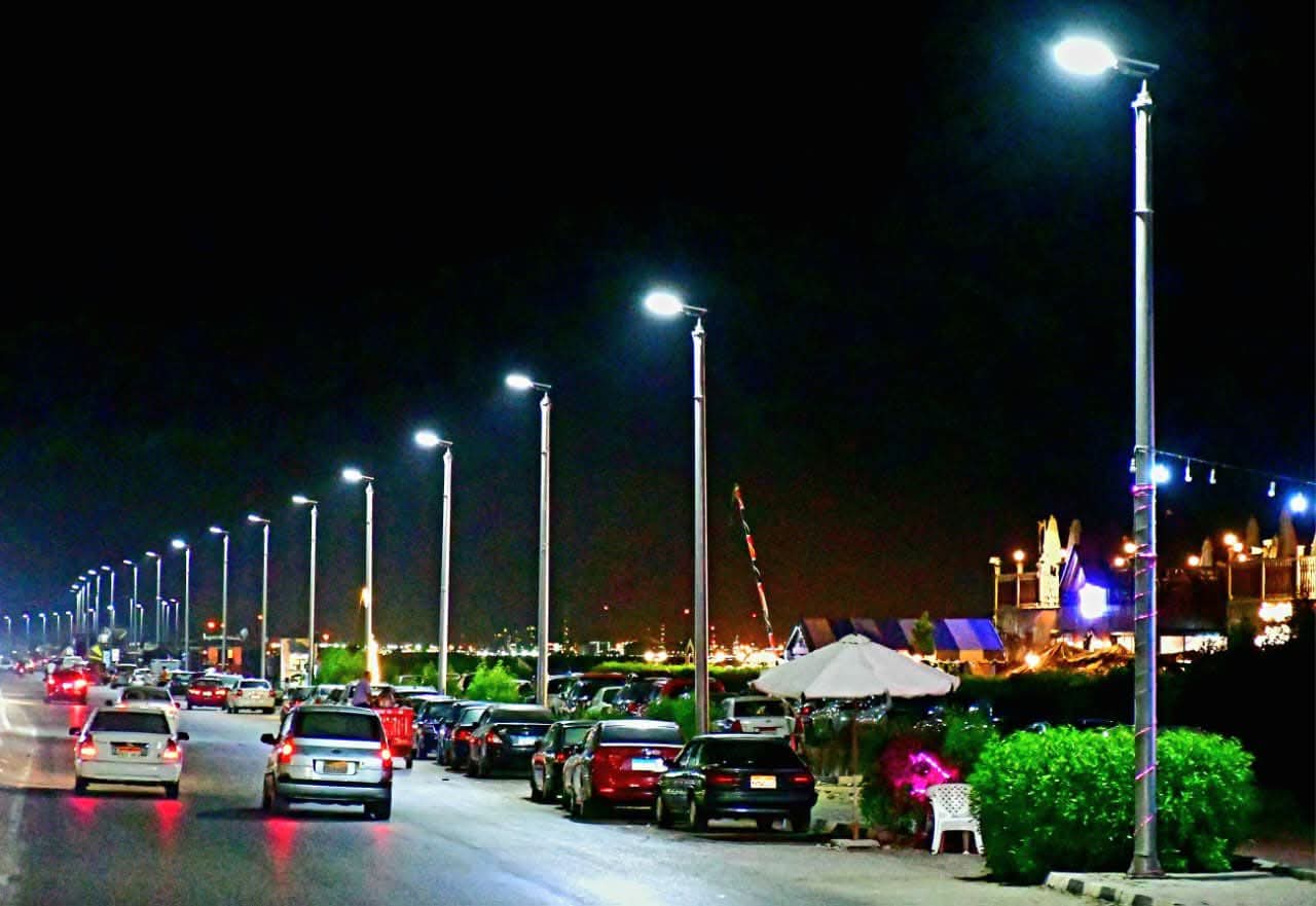 إضاءة طريق غرب بورسعيد بنظام “All in one”بأحدث أنظمة الطاقة الشمسية لتحقيق الاستدامة