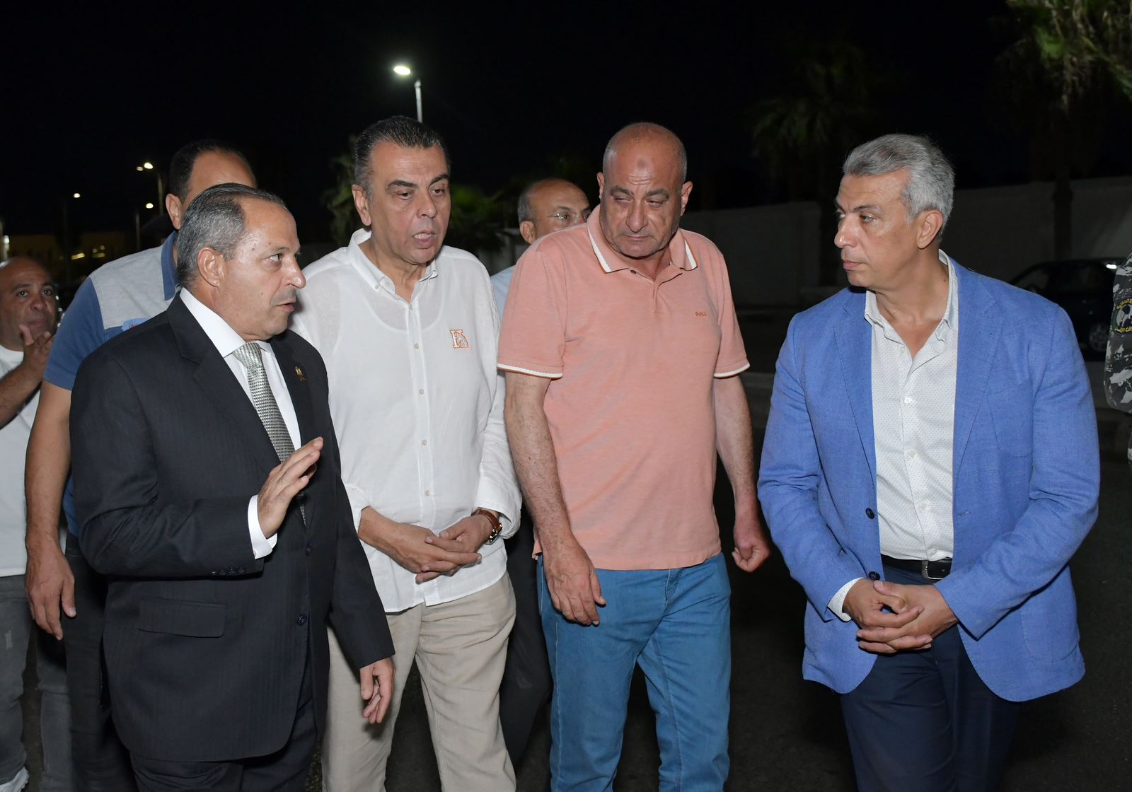 محافظ بورسعيد يتابع ميدانيًا أعمال تشغيل منظومة الإنارة الجديدة بالطاقة الشمسية بطريق غرب بورسعيد