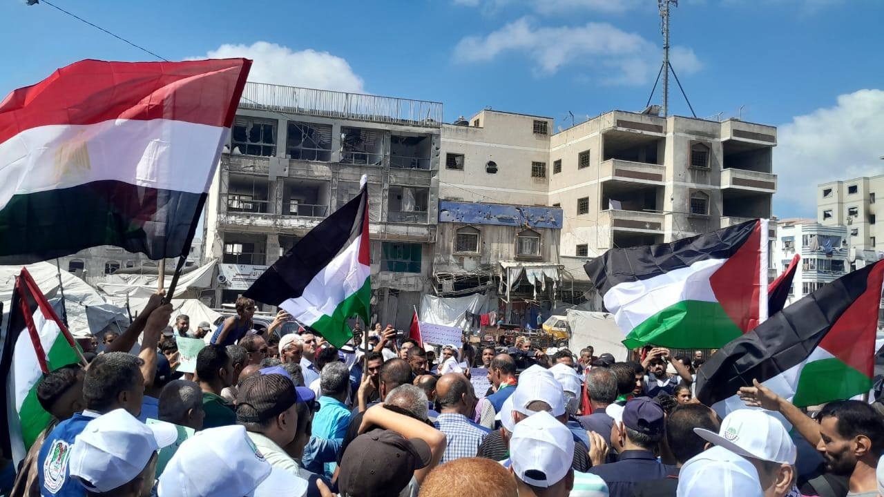 بالعلمين المصري والفلسطيني.. أهالي غزة يتظاهرون بدعم المقترح المصري ووقف الحرب والابادة
