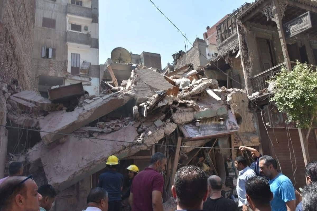 وجبة الإفطار أنقذته.. أب يفقد أسرته تحت أنقاض عقار شارع مولد النبي بالزقازيق