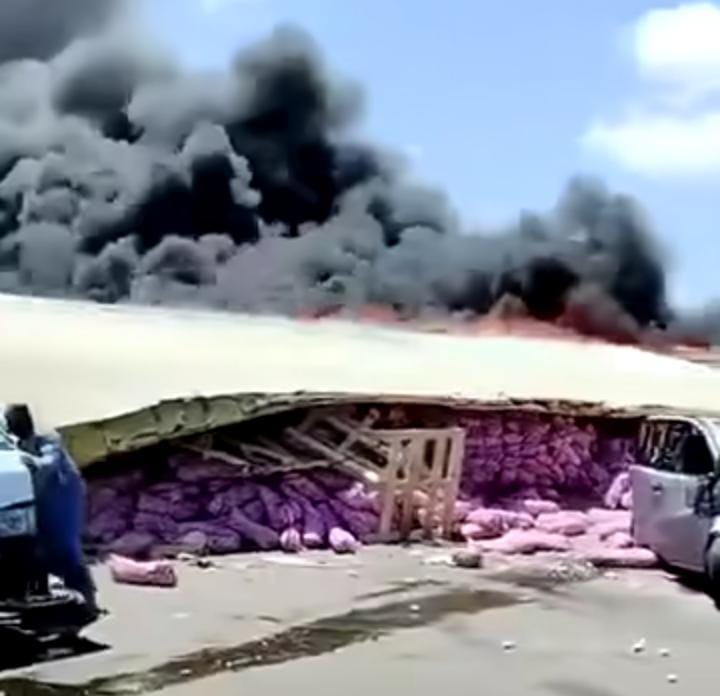 مصرع شخصين وإصابة 18 آخرين في حادث تصادم بطريق مطروح – الإسكندرية