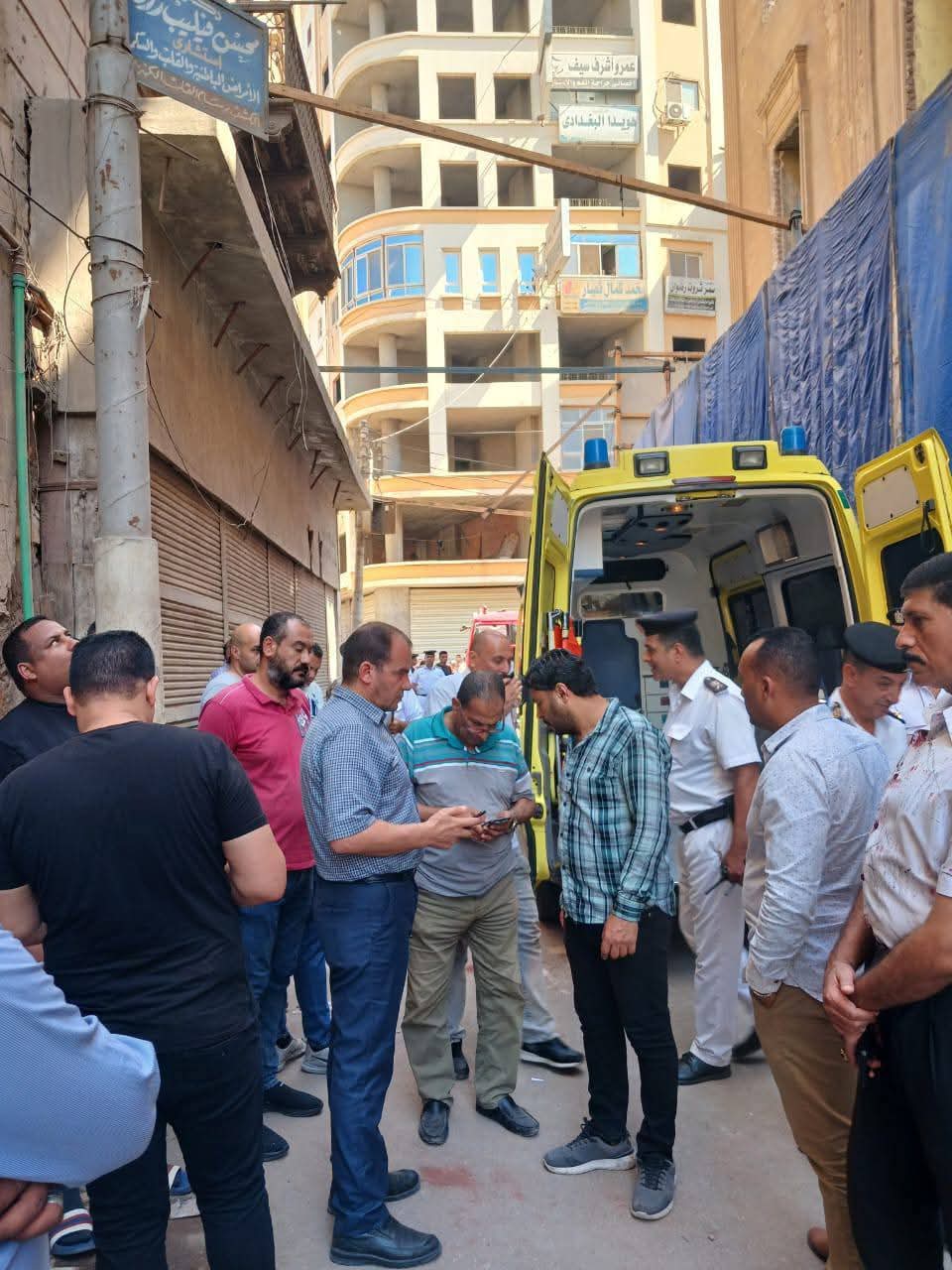 إصابة شخصين والبحث عن آخر أسفل الأنقاض أثناء تنفيذ قرار إزالة صادر لأحد العقارات من لجنة المنشآت الآيلة للسقوط