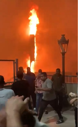 اندلاع حريق بمحل كشري الخديوي في ميدان المؤسسة والنيران تصل لأعلى المبني
