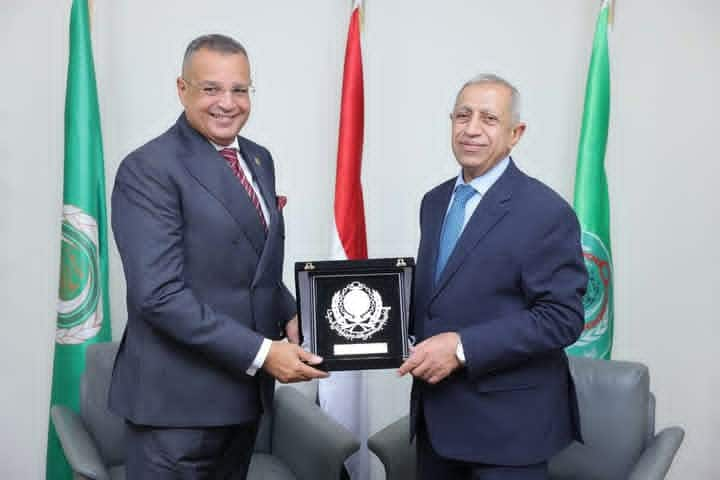 محافظ جنوب سيناء يتسلم درع الإبداع والتميز لعام 2025 من قمة الابداع الاعلامى للشباب العربى