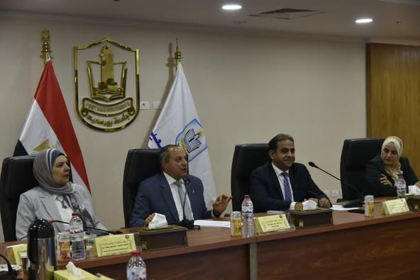 محافظ بورسعيد يشارك في اجتماع مجلس جامعة بورسعيد لمتابعة مستجدات العمل داخل الجامعة