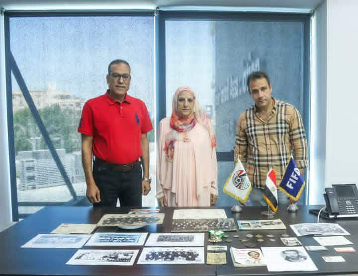 أسرة أسطورة الكرة المصرية عبد الكريم صقر تهدى أبرز مقتنياته لاتحاد الكرة