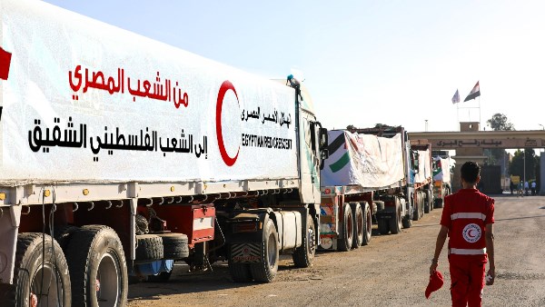 عاجل | الهلال الأحمر المصري يرسل 2800 طن مساعدات إنسانية وبترولية إلى غزة