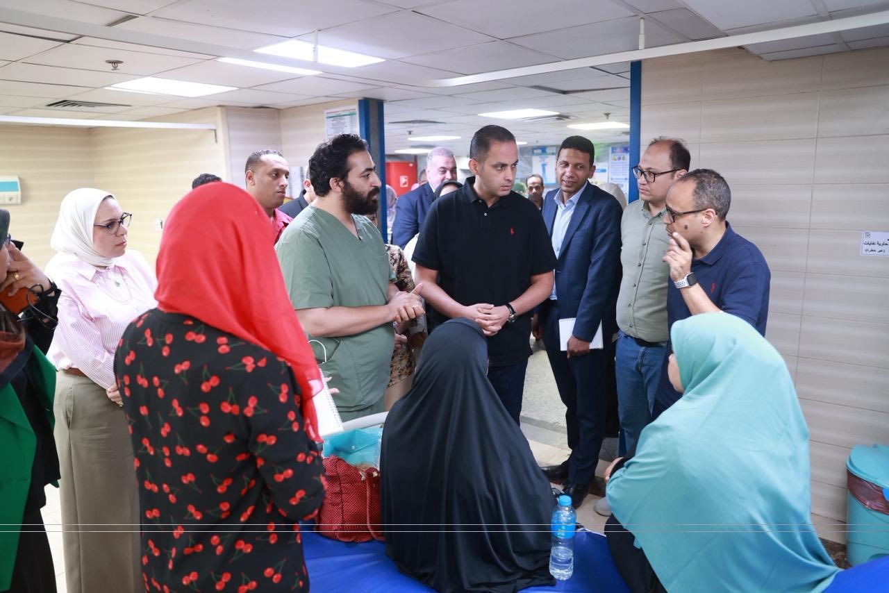 “نائب وزير الصحة” يجري جولة تفقدية مفاجئة لمستشفيي التأمين الصحي والصدر بالمنيا ويوجه بصرف مكافأة للعاملين بمستشفى الصدر