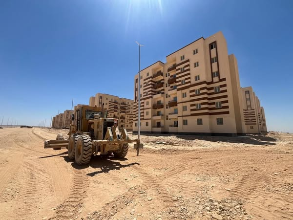 وزير الإسكان: تنفيذ مستشفى جديد سعة ١٧٥ سريرًا ودفع أعمال المرافق بتوسعات مدينة قنا الجديدة