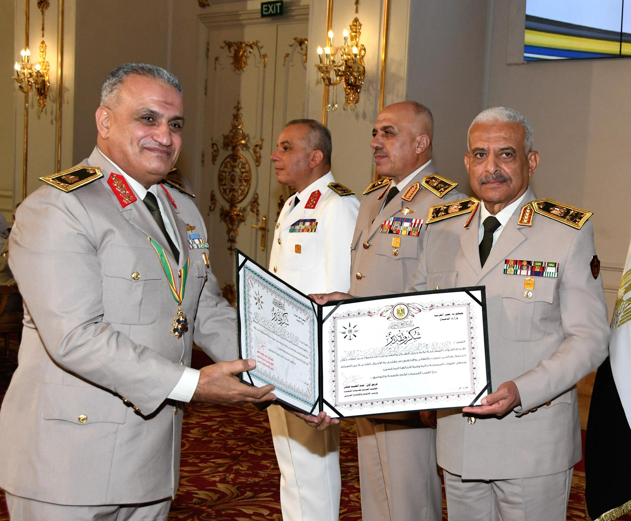 الفريق أول / عبدالمجيد صقر القائد العام للقوات المسلحة وزير الدفاع والإنتاج الحربى يكرم “قادة القوات المسلحة” الذين أوفوا العطاء بالقوات المسلحة