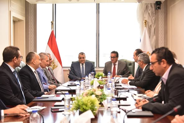 وزير الصحة والسكان يستقبل وزير الدولة للإنتاج الحربي لمناقشة المشروعات المشتركة بين الوزارتين