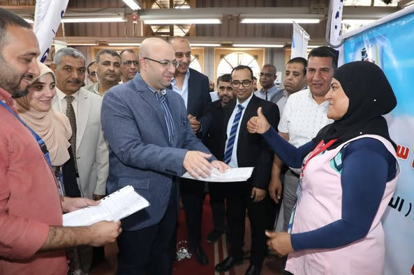 محافظ بنى سويف ” يُوجّه بدعم التوسع في التجربة على مستوى المصانع