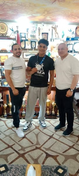 رئيس جامعة الأبطال يكرم الجمهورى بطل العالم للمواى تاى