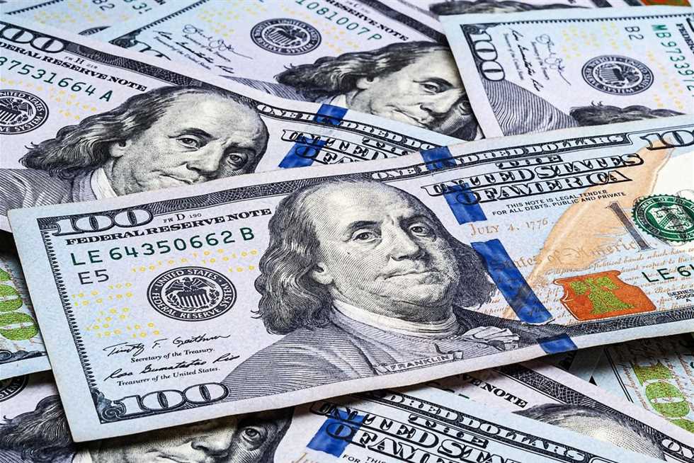 تراجع طفيف في سعر الدولار أمام الجنيه المصري منتصف تعاملات اليوم