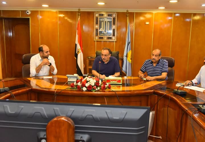 محافظ أسيوط يعقد اجتماعا مع رؤساء المراكز ويؤكد لا تهاون في ملف التقنين وترقيم الأكشاك بـ “كيو آر كود” وسحب التراخيص من المخالفين