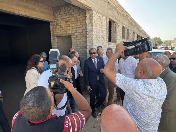 محافظ أسيوط يتفقد مجمع الصناعات الصغيرة ويشيد بشراكة الغرفة التجارية وهيئة تنمية الصعيد