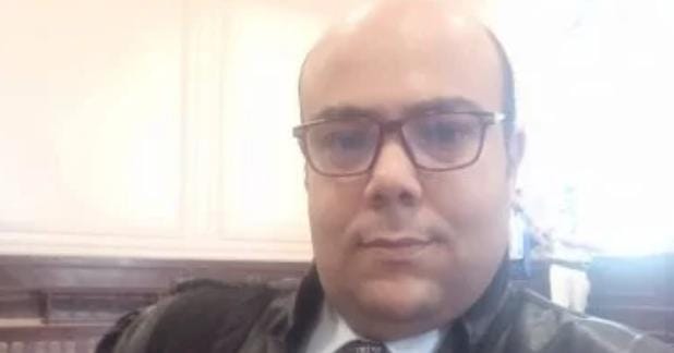 مأساة تهز القلوب.. وفاة محامٍ حزناً على نجله المريض والطفل يلحق بوالده بعد يوم واحد