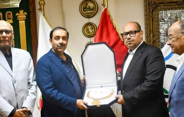 إتحاد الهوكى يمنح رئيس الاتحاد الدولى القلادة الأولمبية ويتفقان على إنشاء ملعب عالمى