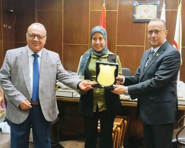 كلية الطب بجامعة أسيوط تكرم الدكتورة نهى عثمان، مدير مكتب التوثيق العلمي بالكلية لدورها الرائد في النشر العلمي ومراجعة الأبحاث