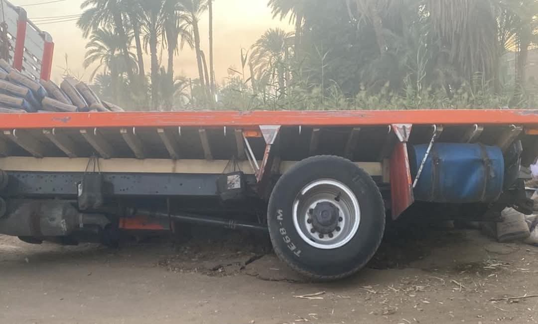السبب هبوط أرضي.. انقلاب تريلا محملة بالأسمنت وإصابة قائدها أعلى كوبري في قنا.