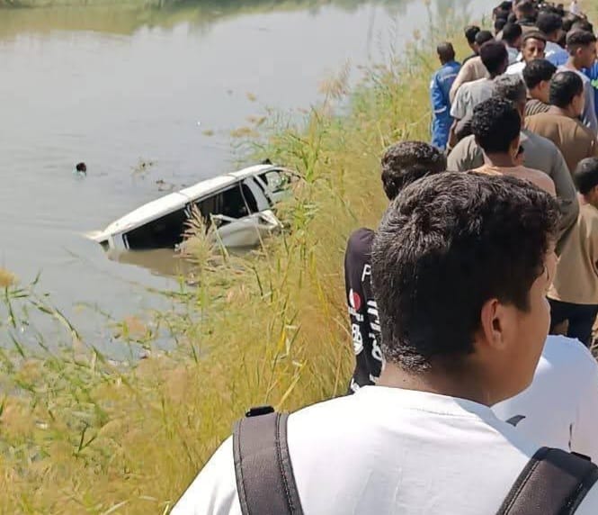 إصابة 10 أشخاص إثر حادث انقلاب ميكروباص داخل ترعة في قنا.