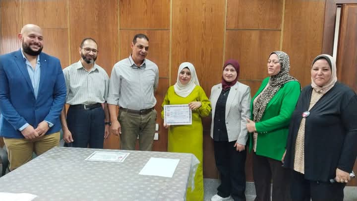 .مستشفى الإصابات بجامعة أسيوط يكرم كوادره المتميزة تقديراً لعطائهم وجهودهم.