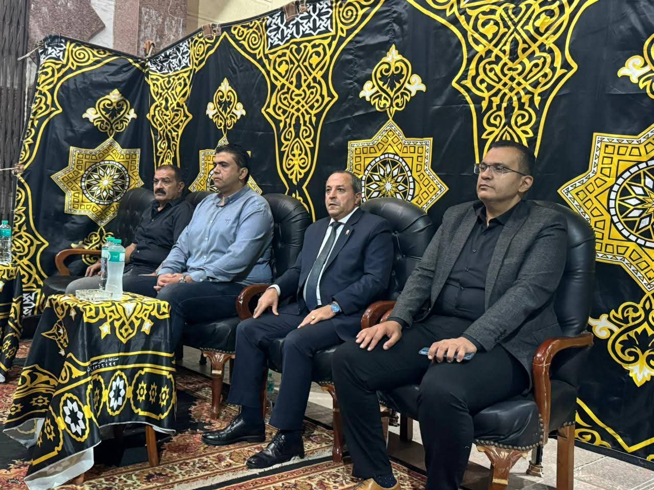 محافظ بورسعيد يقدم واجب العزاء للصحفي طارق الرفاعي في وفاة والدته