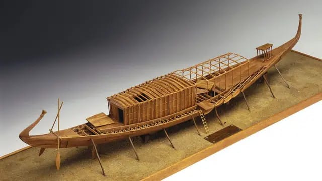 مراكب الشمس ضمن معروضات المتحف المصري الكبير.. هل تعرف متى تم اكتشافها؟